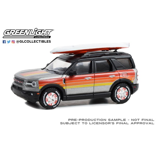 画像1: GREEN LiGHT EXCLUSIVE 1/64 2022 Ford Bronco Sport Outer Banks - Free Wheelin` Bronco Sport with Rooftop Kayak