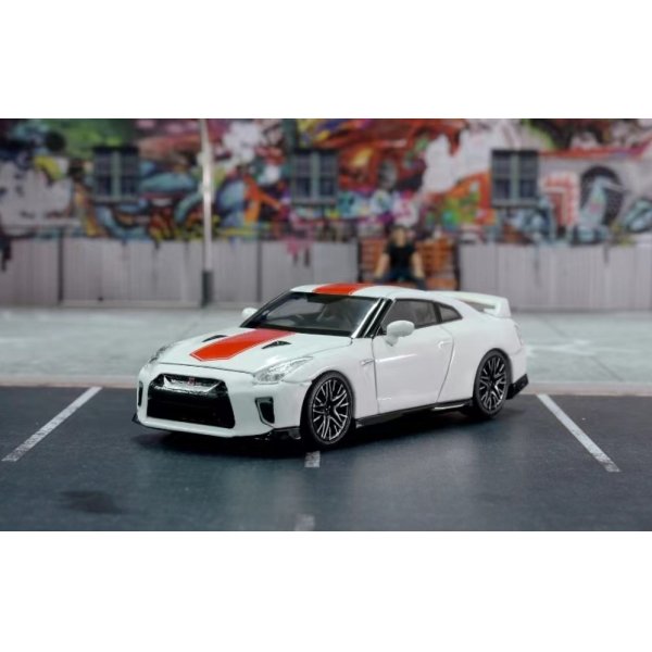 画像1: MOTORHELIX 1/64 Nissan GT-R(R35) 50th Anniversary Brilliant White Pearl