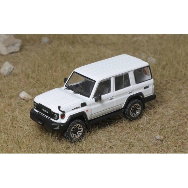 画像1: Gaincorp Products 1/64 Toyota Land Cruiser 70 (RHD) White