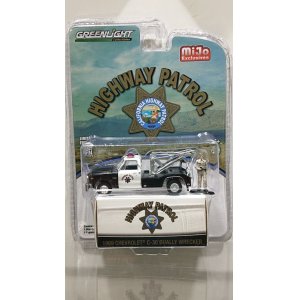 画像: GREEN LiGHT 1/64 1969 Chevrolet C-30 Dualy Wrecker California Highway Patrol with Figure