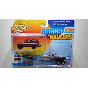 画像: JOHNNY LIGHTNING 1/64 1969 International Scout II Tahitian Red / Black & Malibu Boat Tahitian Red / Black