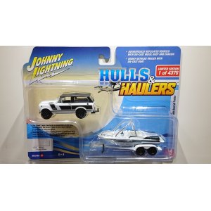 画像: JOHNNY LIGHTNING 1/64 1969 International Scout II White / Black & Malibu Boat White / Black