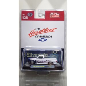 画像: M2 Machines 1/64 1980 Chevrolet Silverado White/Blue Flame