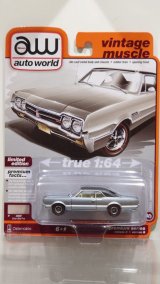 画像: auto world 1/64 1966 Oldsmobile 442 Silver Mist/Black