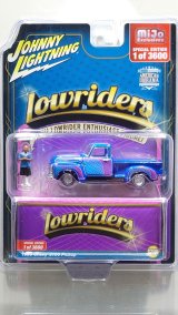 画像: JOHNNY LIGHTNING 1/64 1950 Chevy 3100 Pickup Lowrider Blue with Lowrider Enthusiast Figure