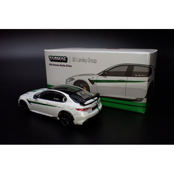 画像3: Tarmac Works 1/64 Alfa Romeo Giulia GTAm White/Green (3)