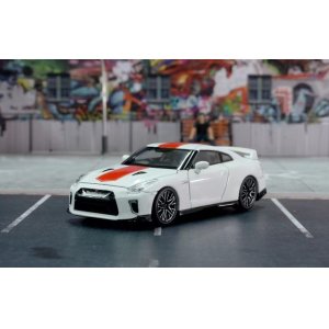 画像: MOTORHELIX 1/64 Nissan GT-R(R35) 50th Anniversary Brilliant White Pearl