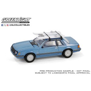 画像: GREEN LiGHT EXCLUSIVE 1/64 1981 Ford Mustang Ghia Coupe with Ski Roof Rack - Medium Blue Glow