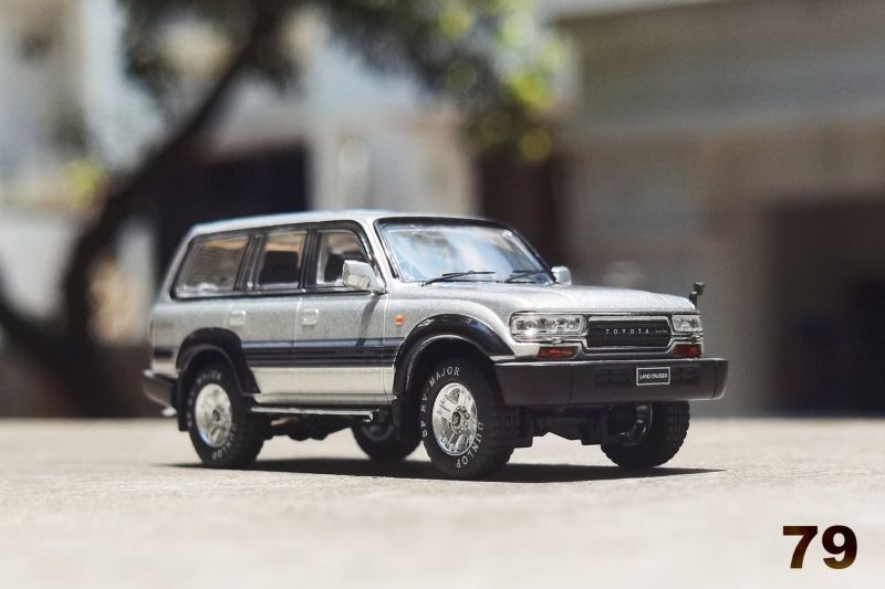 画像1: Gaincorp Products 1/64 Toyota Land Cruiser LC80 RHD Silver (1)