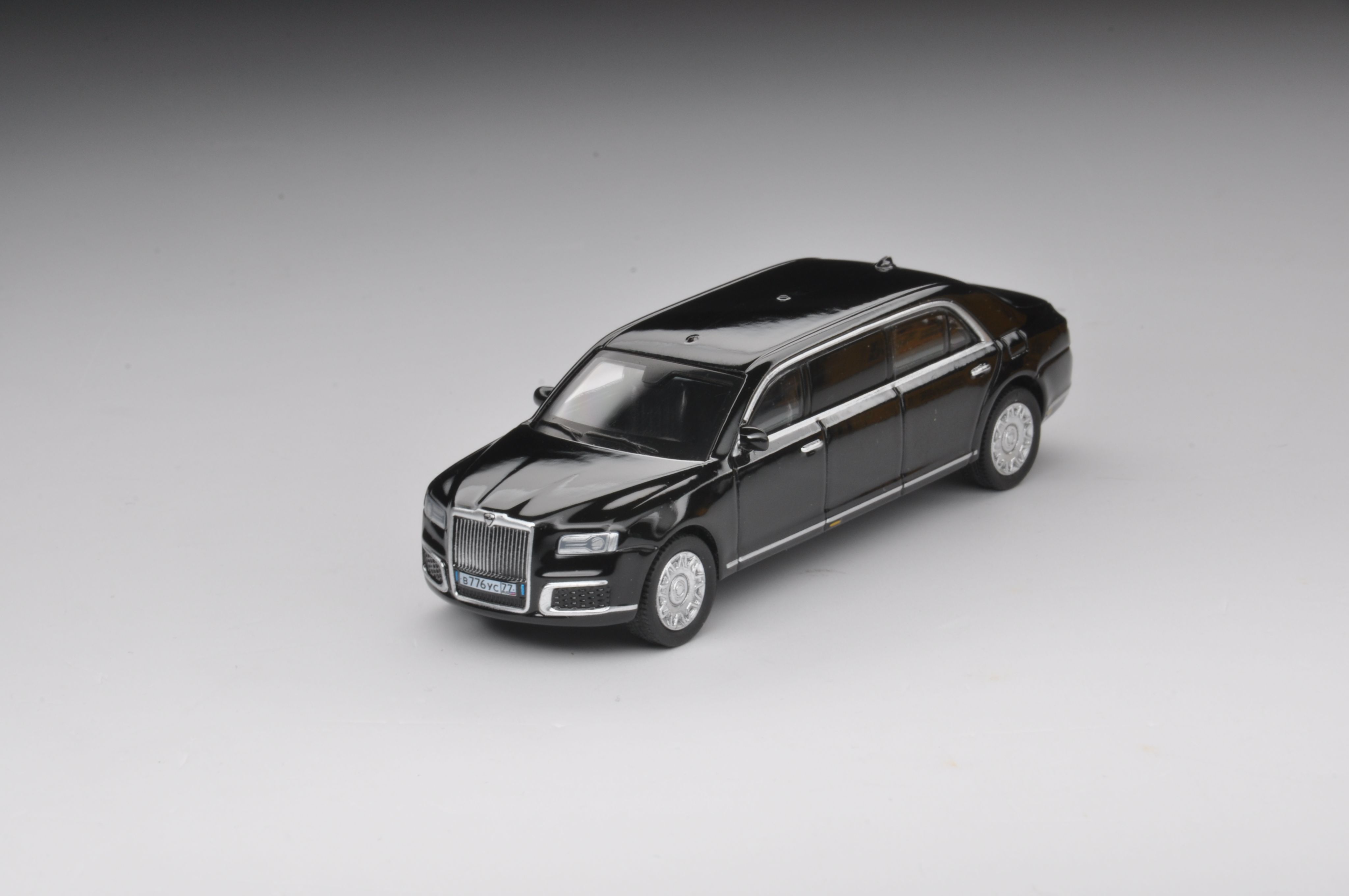 画像1: 拓意(XCARTOYS) 1/64 Russian Presidential Car Aurus Senat Black (1)